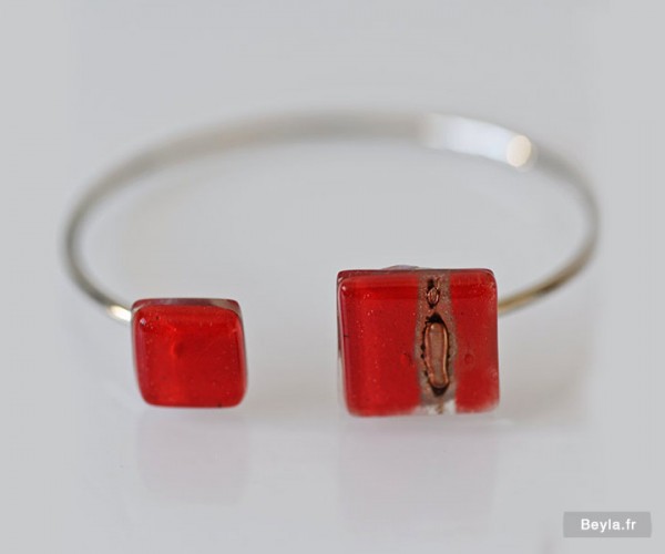 Bracelet carrés rouges en verre, par LENITA